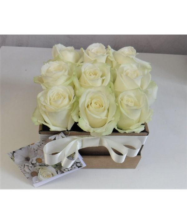 Krabička s bílými růžemi
